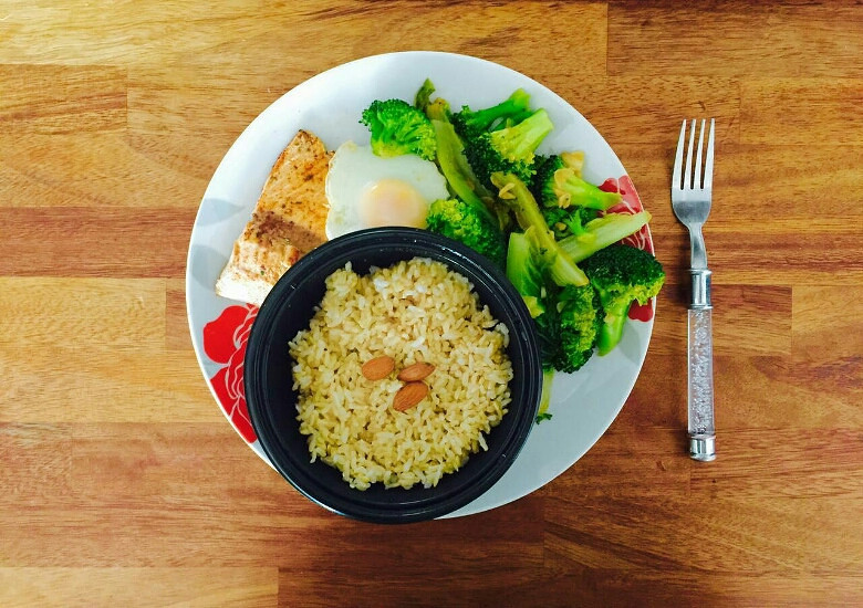 吃饭辣~糙米饭小杏仁、水煮西兰花、水煮蛋