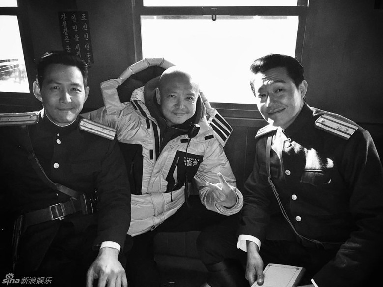 韩影《仁川登陆作战》杀青 李政宰李凡秀合影
