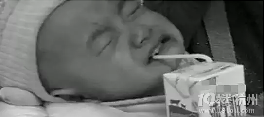 用這個(gè)喝奶，女嬰竟變腦癱！父母千萬要小心�。。�
