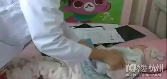 用這個(gè)喝奶，女嬰竟變腦癱！父母千萬要小心�。�！