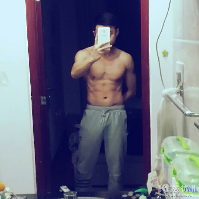 一年時(shí)間我改變了自己，肌肉才是男人最性感的外衣