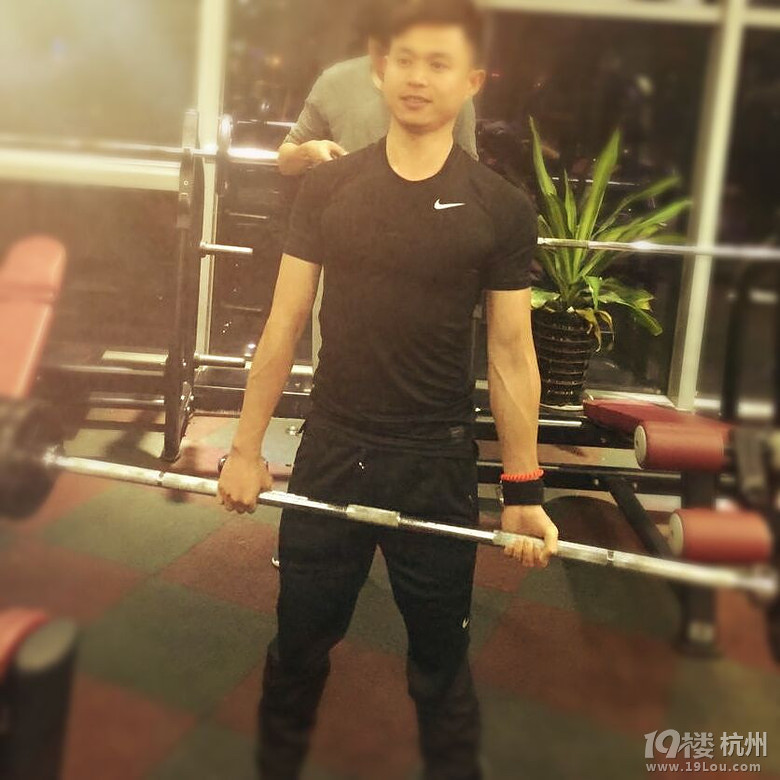一年時(shí)間我改變了自己，肌肉才是男人最性感的外衣