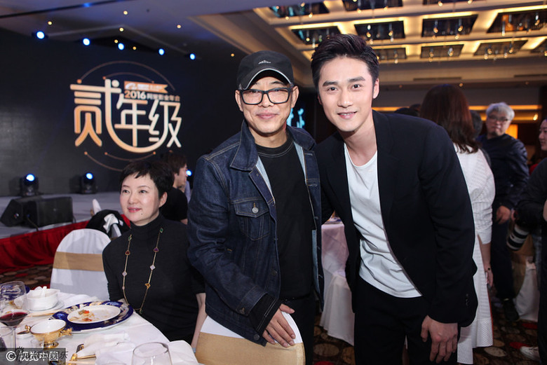 组图:刘亦菲杨洋配一脸 宋茜秀蛮腰柳岩露香肩