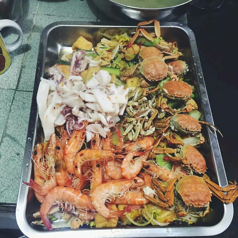 一姐姐做的海鮮大餐，我只能看看了