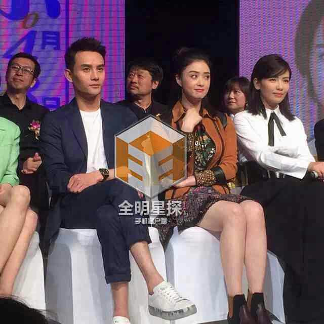 王凯蒋欣现身发布会,窃窃私语交谈甚欢 2
