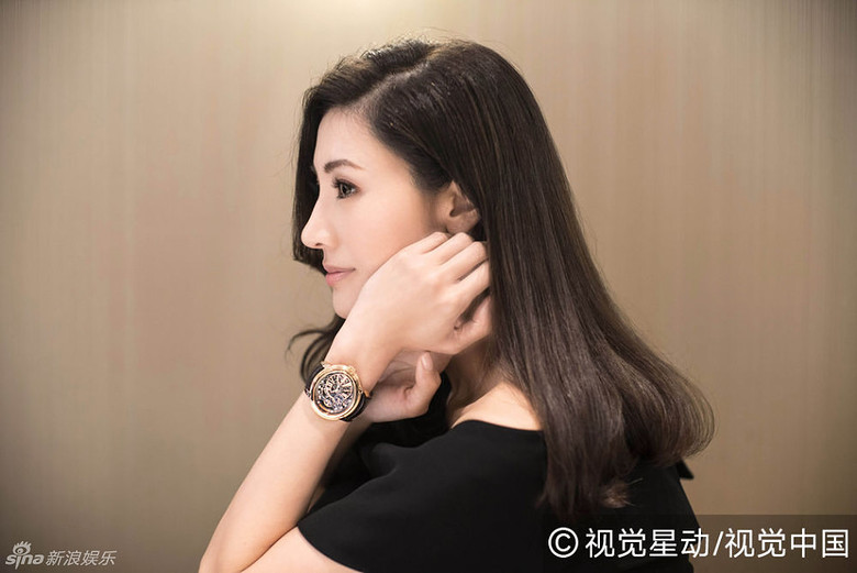 组图:46岁李嘉欣肤白貌美 不老颜值仍似少女
