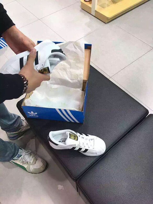 阿迪黑金标230尺码一双 韩国专卖店直邮