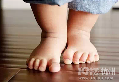 夏天如何給寶寶選雙好穿的合腳涼鞋？媽媽知道怎么選么