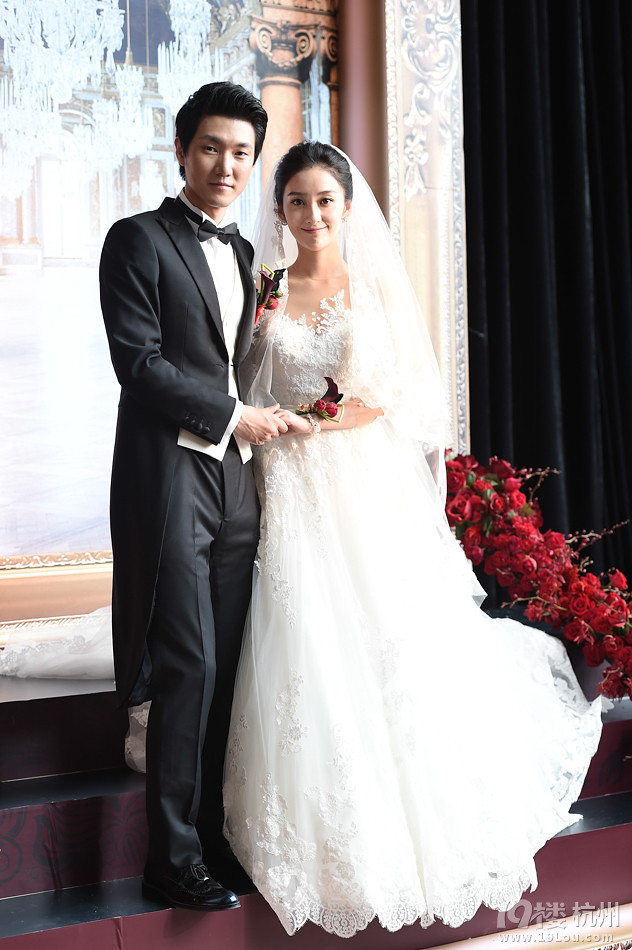 王晰迎娶土窑金宴竹婚礼送银行卡表演员鸡视频诚意图片