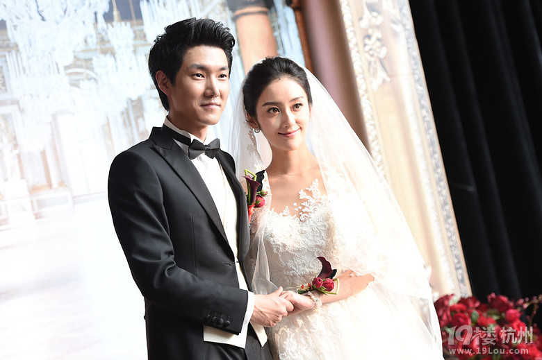 王晰迎娶视频金宴竹战队送银行卡表演员大全婚礼诚意列车图片