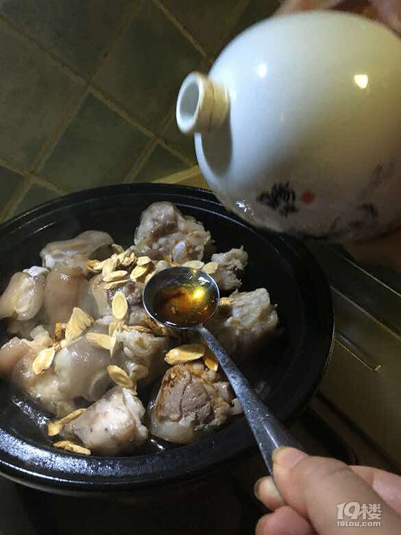 《楚家私房菜》系列之二百零五：豬腳黃豆燉
