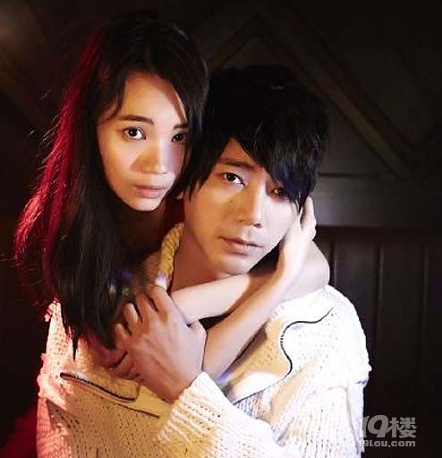 信的女儿才16岁就一米八了,大长腿都快到胸了