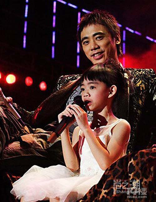 信的女儿才16岁就一米八了,大长腿都快到胸了