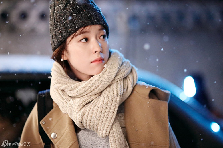 组图: 《W》韩孝周剧照公开 白皙美人穿越漫画_高清图集_新