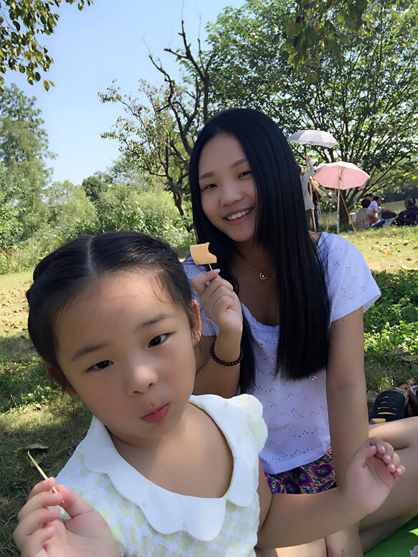 突然翻到和侄女的照片 好久没见到她了