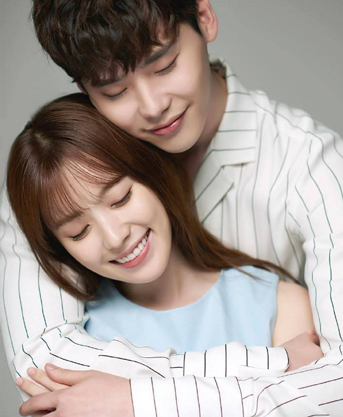 《W》又发狗粮!李钟硕韩孝周贴脸相拥似情侣