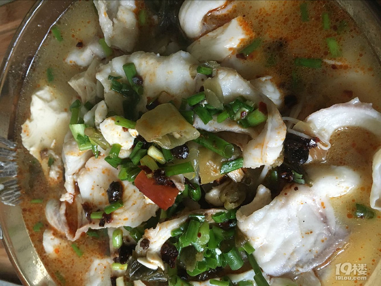 手机里的自制酸菜鱼、土豆饼