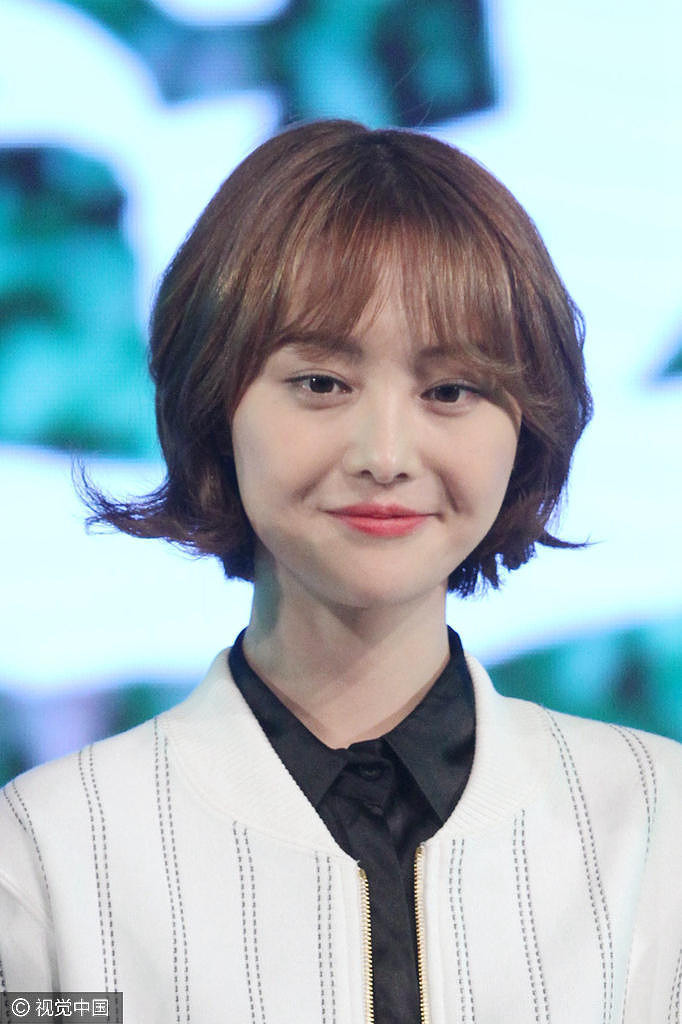 郑爽素颜逛零食店面庞清秀 一身牛仔装如假小