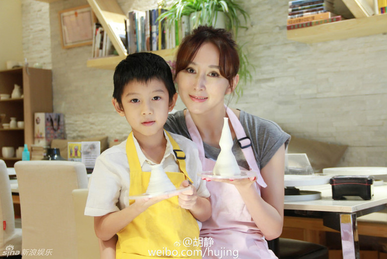 组图:胡静与儿子玩亲亲 牛魔王嘴甜颜值高