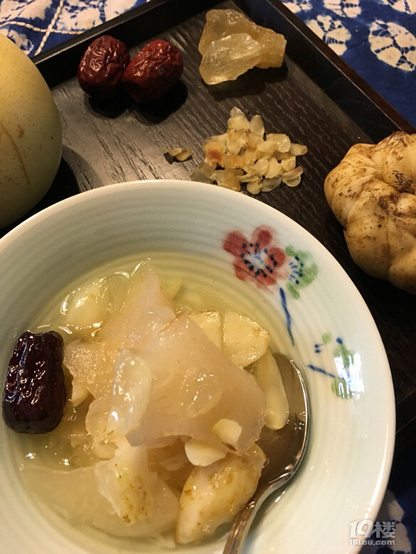 《楚家私房菜》系列之二百六十一：百合燉梨