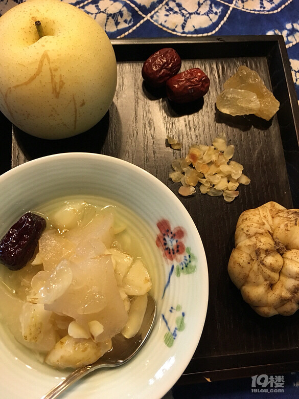 《楚家私房菜》系列之二百六十一：百合燉梨