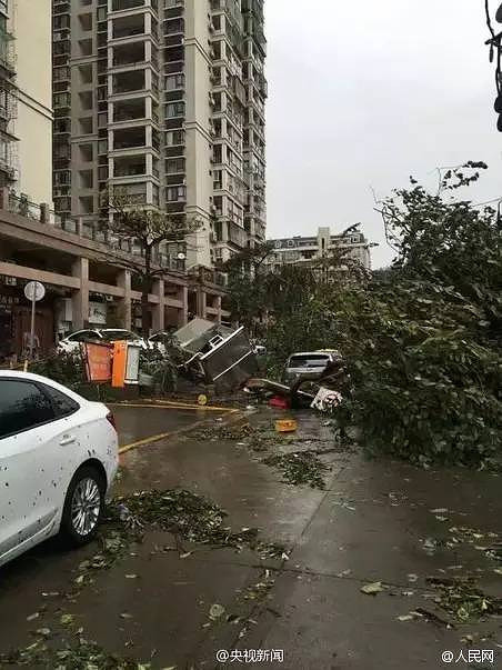 超强莫兰蒂台风吹动厦门机场一飞机 致其机身受损