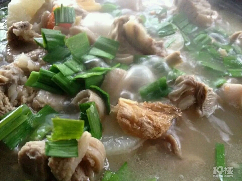 秋令進(jìn)補(bǔ)，燉完牛肉燉羊肉，大鍋美美的燉起