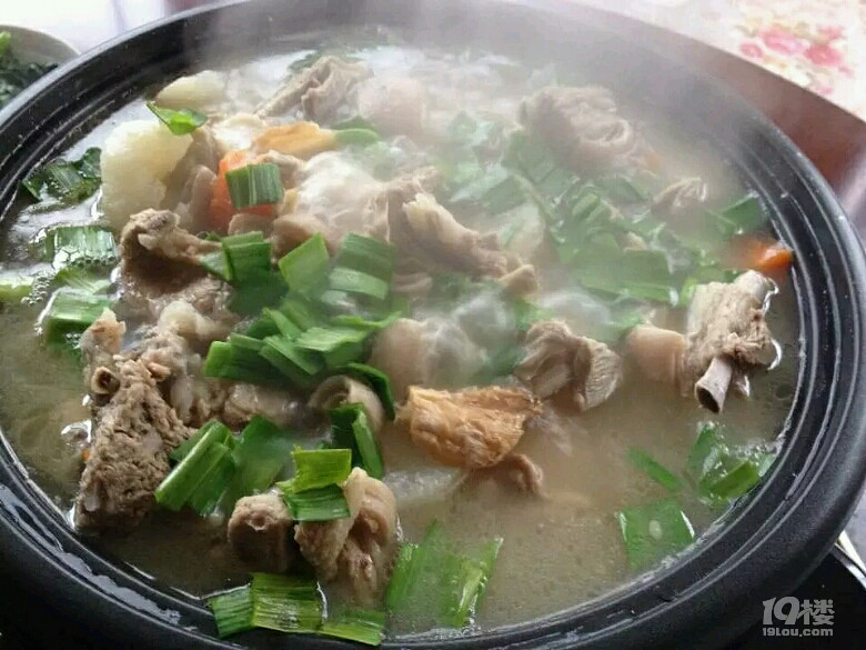 秋令進(jìn)補(bǔ)，燉完牛肉燉羊肉，大鍋美美的燉起