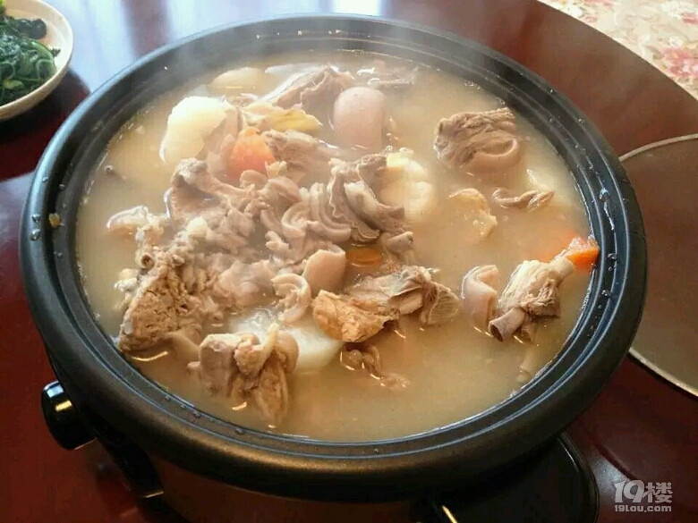 秋令進(jìn)補(bǔ)，燉完牛肉燉羊肉，大鍋美美的燉起