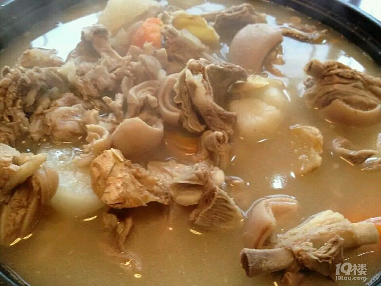 秋令進(jìn)補(bǔ)，燉完牛肉燉羊肉，大鍋美美的燉起