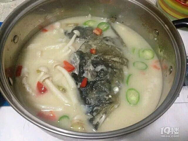 簡(jiǎn)單晚餐吃起來，今天的菌菇魚頭煲燉的不錯(cuò)