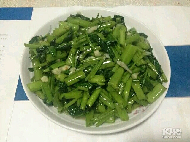 簡(jiǎn)單晚餐吃起來，今天的菌菇魚頭煲燉的不錯(cuò)