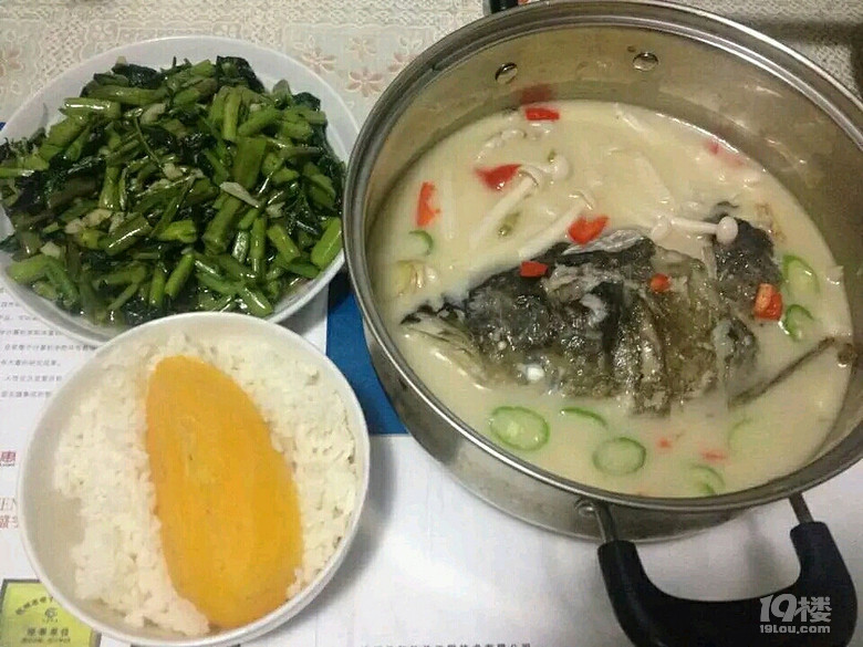 簡(jiǎn)單晚餐吃起來，今天的菌菇魚頭煲燉的不錯(cuò)