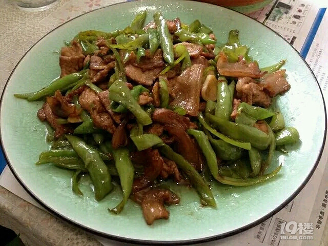 周末的午餐，一盤土豬肉炒辣椒，一盤豬耳朵