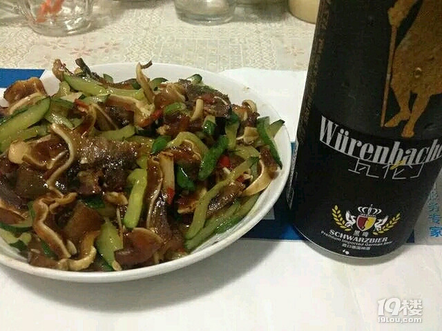 周末的午餐，一盤土豬肉炒辣椒，一盤豬耳朵