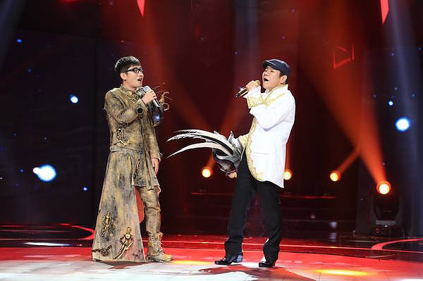 看脸真不知道是谁!《蒙面唱将》赵传杨丞琳揭