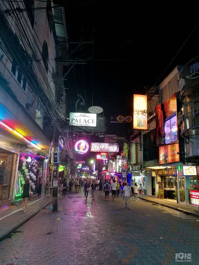 獨(dú)闖泰國紅燈區(qū)，遭遇黑幫，從六千米高空跳下，歡樂開8中