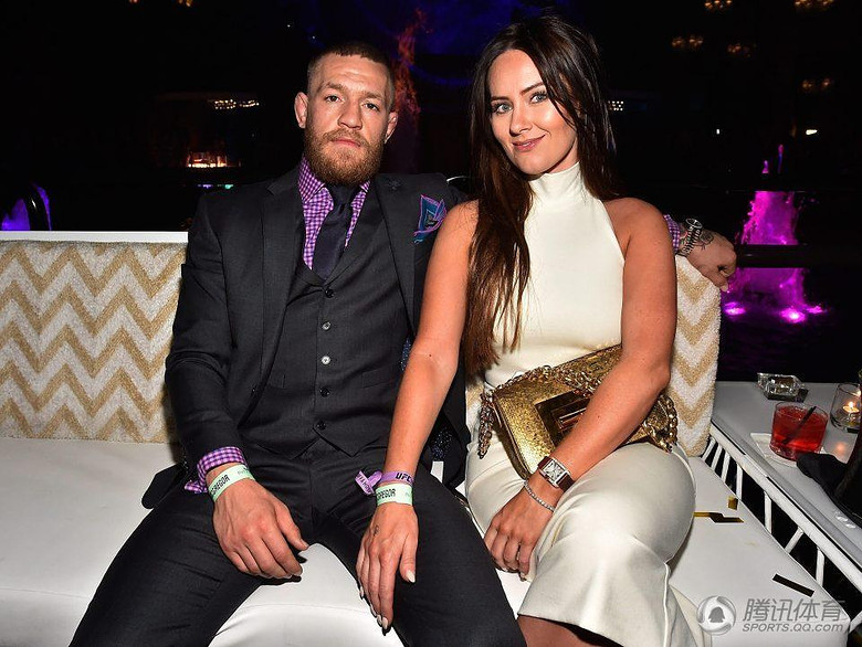 组图:UFC嘴炮天王也柔情 性感女王不离不弃