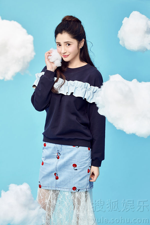 混血儿李心艾曝俏皮写真 秒变二次元糖果系少女