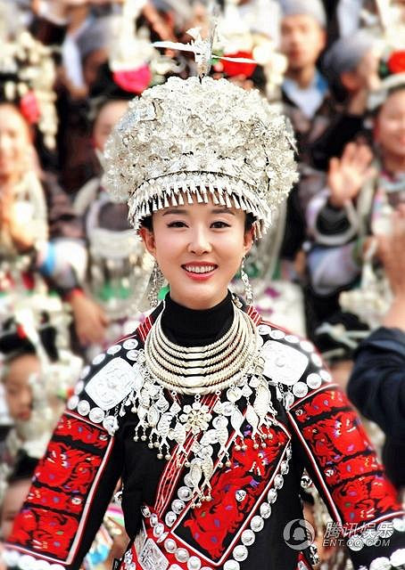 颜丹晨新戏开机 精美苗服加身演绎绣娘传奇