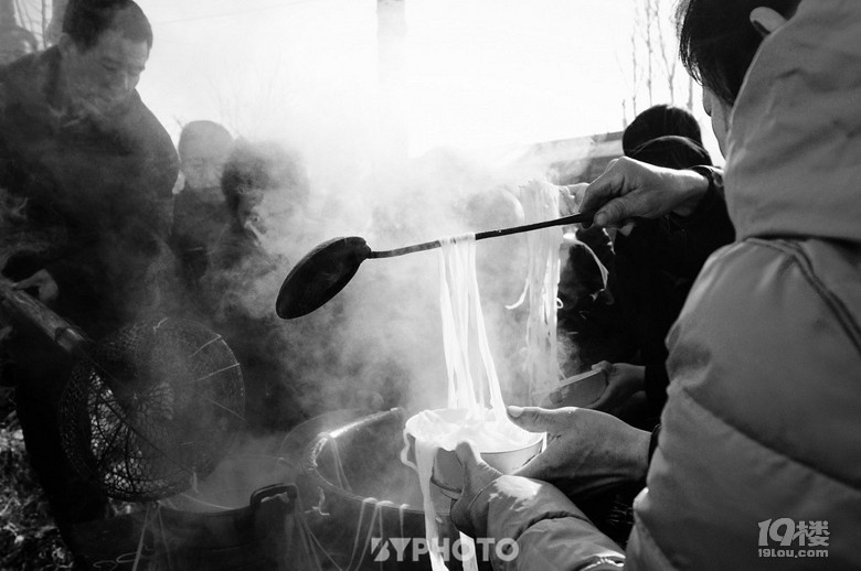鄉(xiāng)村婚禮：百人吃一鍋飯 餃子沒(méi)指甲大