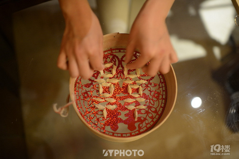 鄉(xiāng)村婚禮：百人吃一鍋飯 餃子沒(méi)指甲大