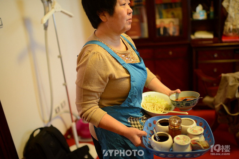 鄉(xiāng)村婚禮：百人吃一鍋飯 餃子沒(méi)指甲大