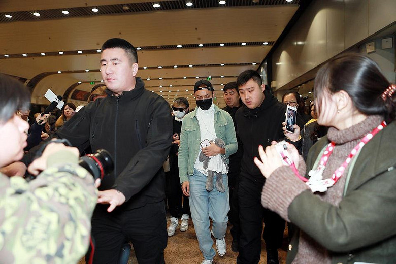 组图:陈伟霆抵京机场被包围 助理霸道吼粉丝