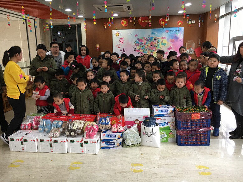 今天我们去了余杭区的聋哑学校做慈善活动…