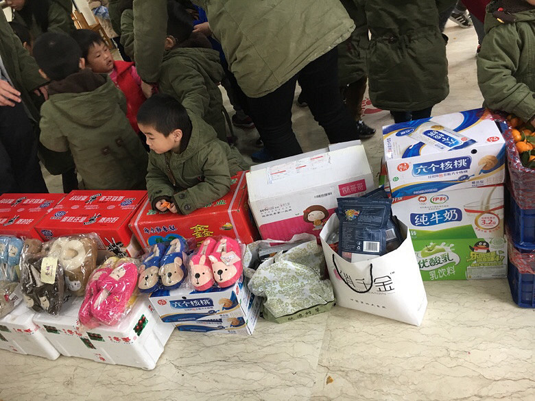 今天我们去了余杭区的聋哑学校做慈善活动…