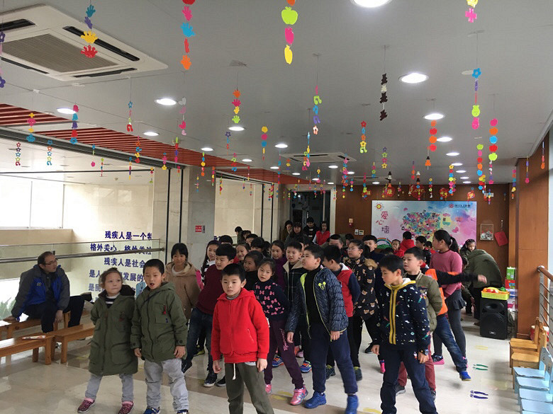 今天我们去了余杭区的聋哑学校做慈善活动…