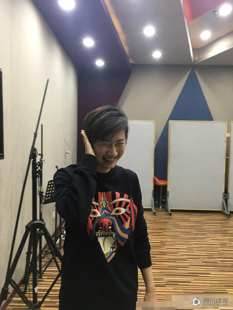 丁宁录音棚再学歌 网友:以为是李宇春(图)