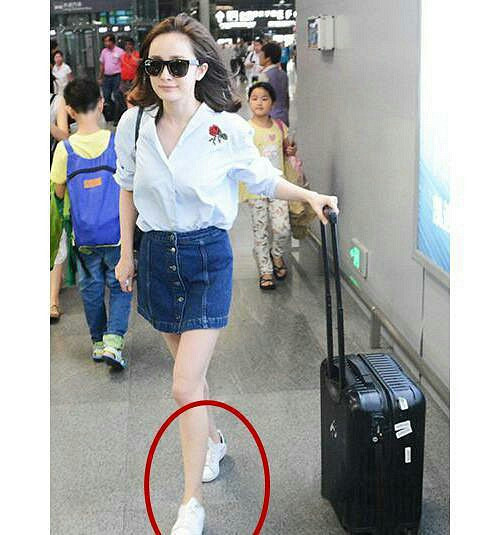 实拍杨幂鞋上被贴卫生巾?现身机场照网友疯狂
