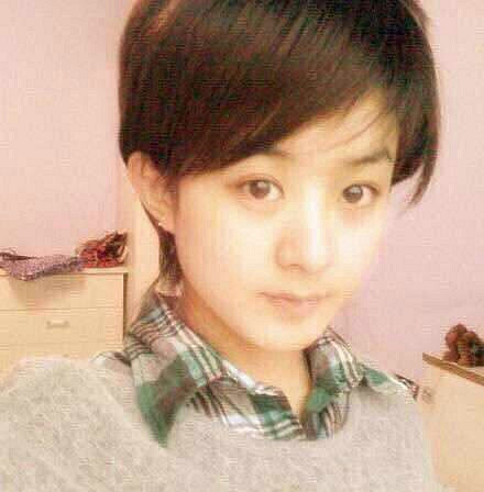 赵丽颖的旧照,和现在没什么大变化,五官精致,特